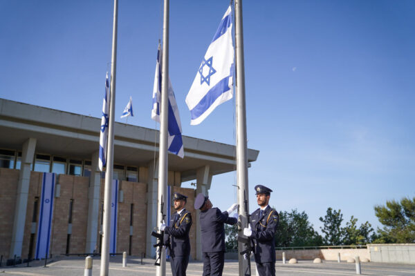 יום אבל לאומי. הדגלים בחצי התורן (צילום: דוברות הכנסת – נועם מושקוביץ)