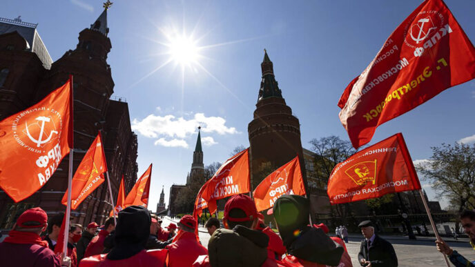 תהלוכת אחד במאי ברוסיה (צילום: AP Photo/Alexander Zemlianichenko)