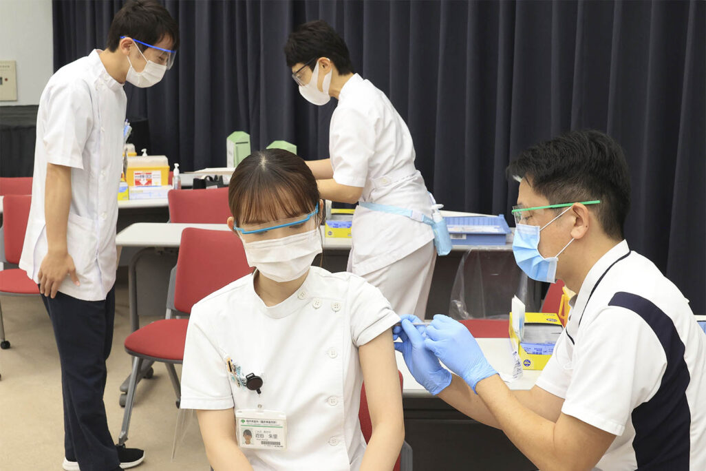 אחיות ביפן מתחסנות בחיסון נגד קורונה (צילום ארכיון: Yoshikazu Tsuno/Pool Photo via AP)