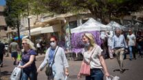 הולכים ברחובות תל אביב (צילום: מרים אלסטר/פלאש90)