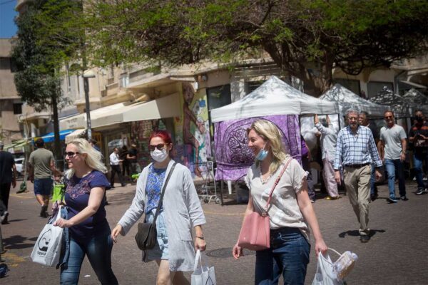 הולכים ברחובות תל אביב (צילום: מרים אלסטר/פלאש90)