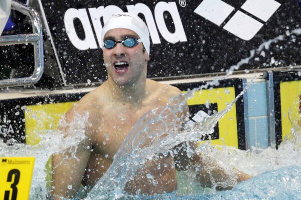יונתן קופלב מנצח את גמר 50 מטר גב גברים באליפות אירופה בשחייה. (צילום: AP/ Bela Szandelszky)