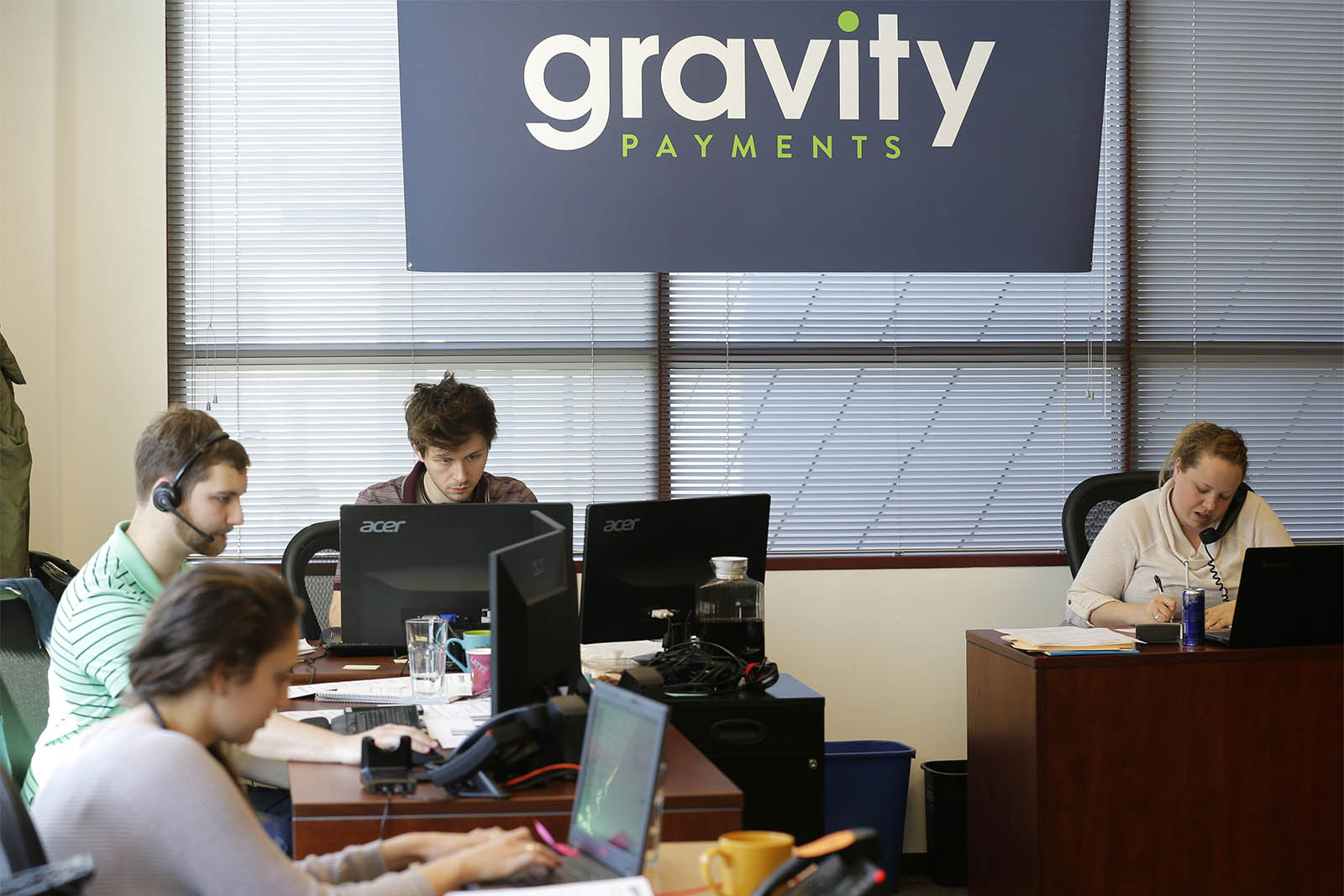 נציגי מכירות במשרדי Gravity Payments, credit card payment processor בסיאטל. (AP Photo/Ted S. Warren)