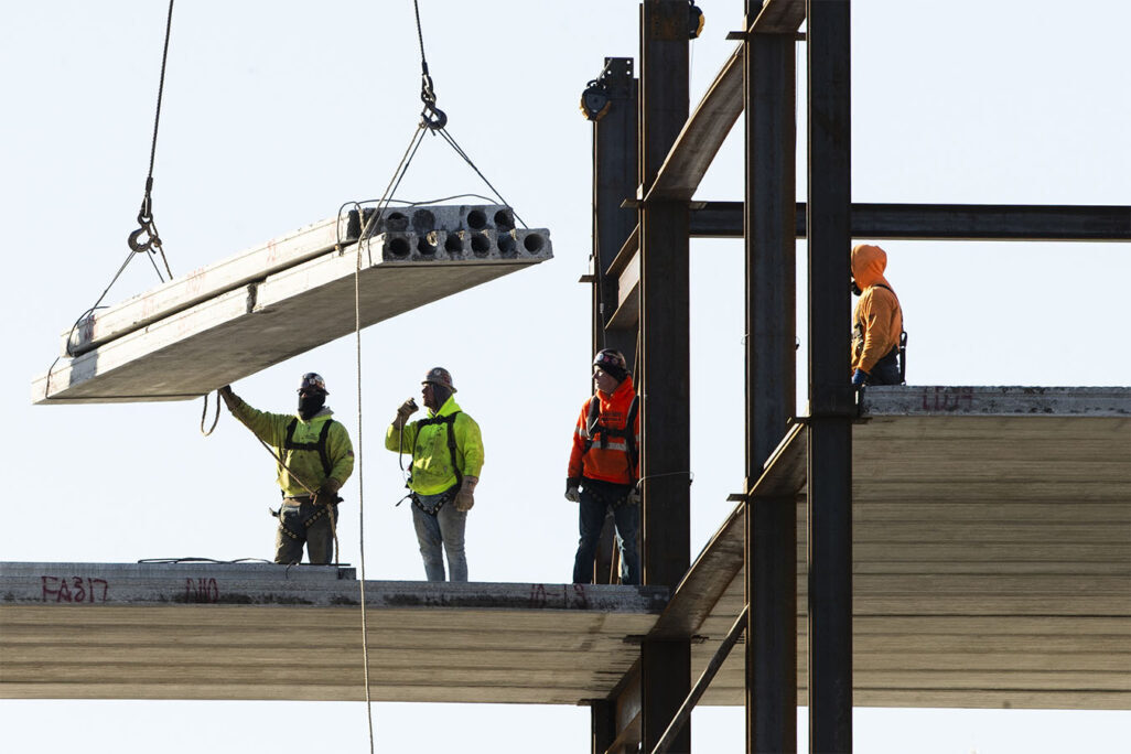 عمال بناء ينشئون مبنى قيد البناء. (تصوير أرشيف: AP / Matt Rourke)