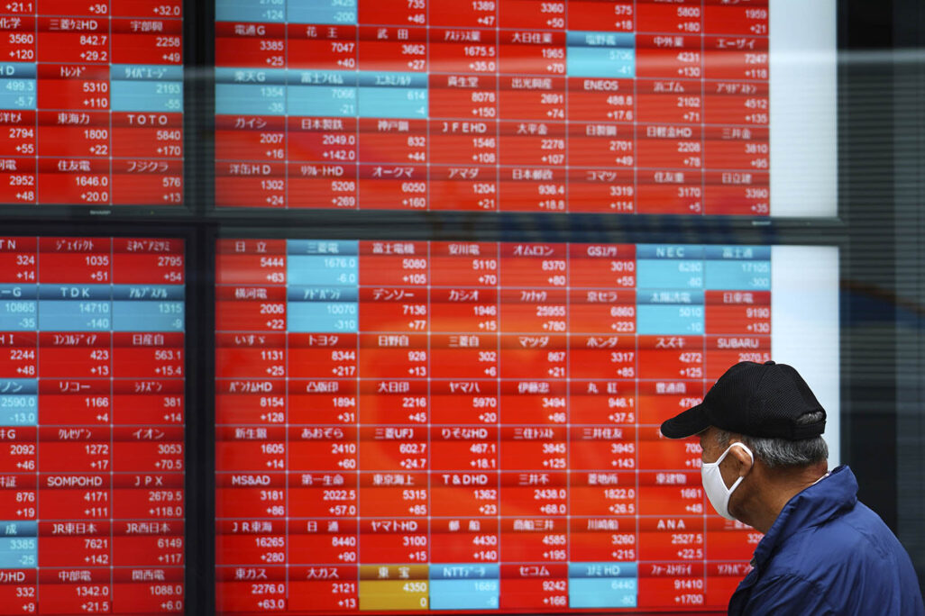 הבורסה ביפן (צילום: AP Photo/Eugene Hoshiko)