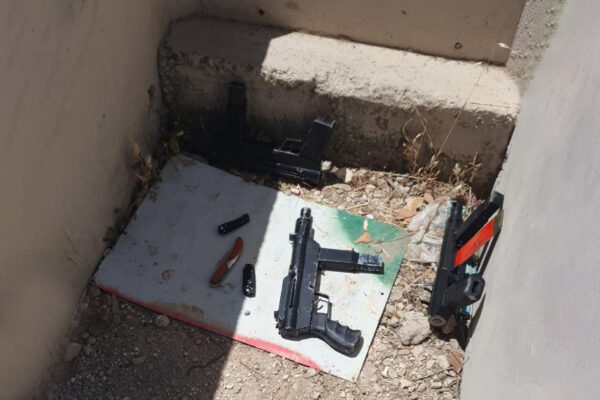 הנשקים שנתפסו על המחבלים (צילום: דוברות המשטרה)