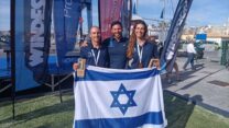 סער תמיר וניתאי חסון עם מדליית הזהב באליפות אירופה בשייט 470 מעורב (צילום: איגוד השייט בישראל)
