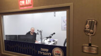 תחנת הרדיו של עובדי מימון ישיר (צילום: אלבום פרטי)