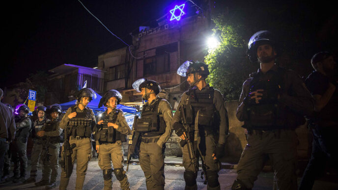 שוטרי מג&quot;ב סמוך לבית בבעלות יהודית בשייח ג'ראח, במהלך הפגנת הפלסטינים בשכונה (צילום: אוליביה פיטוסי/פלאש 90)