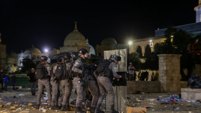 שוטרים במהלך ההתפרעויות במתחם אל-אקצה, 7 במאי 2021 (צילום: ג'מאל עווד/ פלאש90)