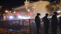 שוטרים מפזרים מפגינים סמוך לשער שכם בעיר העתיקה תוך שימוש במכת"זית, 7 במאי 2021 (צילום: AP Photo/Mahmoud Illean)