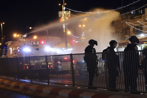 שוטרים מפזרים מפגינים סמוך לשער שכם בעיר העתיקה תוך שימוש במכת"זית, 7 במאי 2021 (צילום: AP Photo/Mahmoud Illean)