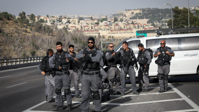 שוטרים חוסמים את כביש 1 (צילום: נועם רבקין פנטון/פלאש 90)