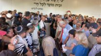 הלוויתו של יגאל יהושע ז"ל. נרצח בלינצ', משפחתו החליטה לתרום את אבריו (צילום: אבשלום ששוני/פלאש 90)