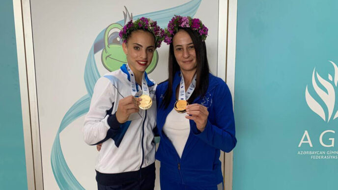 לינוי אשרם והמאמנת איילת זוסמן עם מדליות הזהב בגביע העולם בבאקו (צילום: איגוד ההתעמלות בישראל)