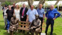 הסרת הלוט מעל ספסל ההנצחה בגינת ההסתדרות לדוד בן גוריון וגולדה מאיר. (צילום: ניצן צבי כהן)