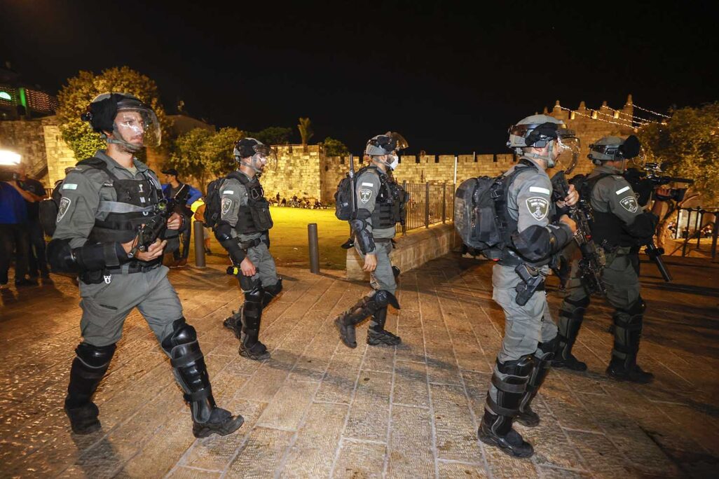שוטרים במזרח ירושלים (צילום ארכיון: פלאש 90) שוטרים במזרח ירושלים (צילום ארכיון: פלאש 90)