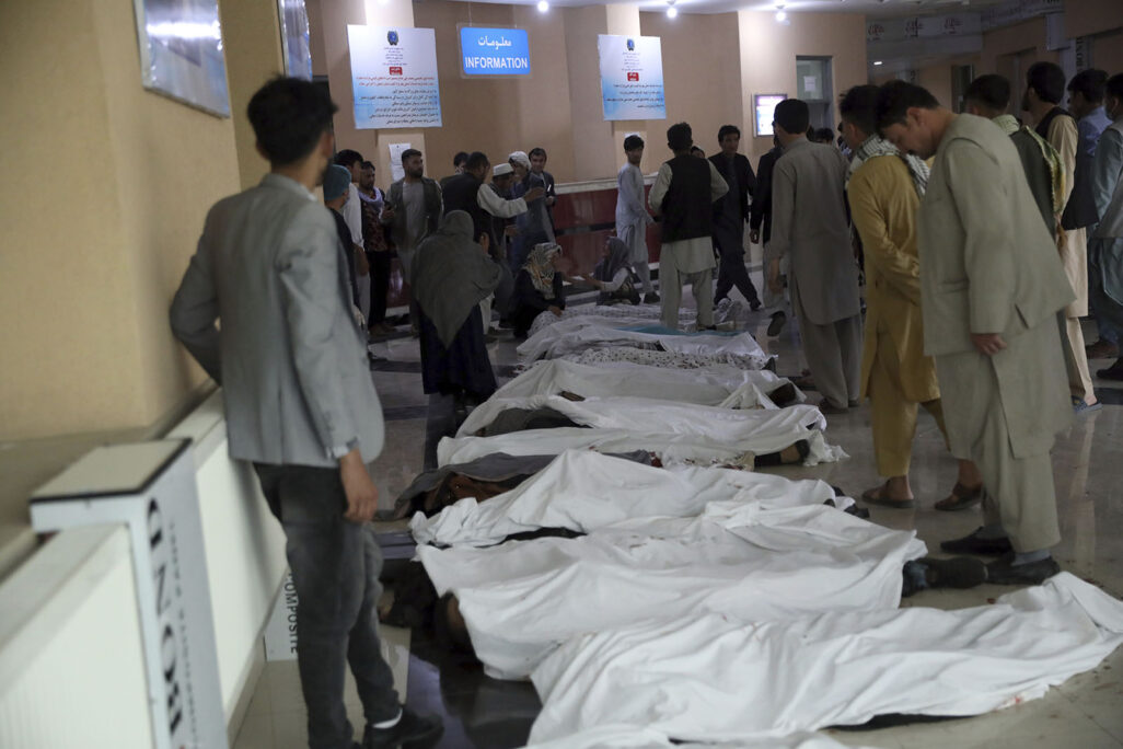 לפחות 58 הרוגים בפיגוע סמוך לבבית ספר בקאבול, אפגניסטן (צילום: AP Photo/Rahmat Gul)