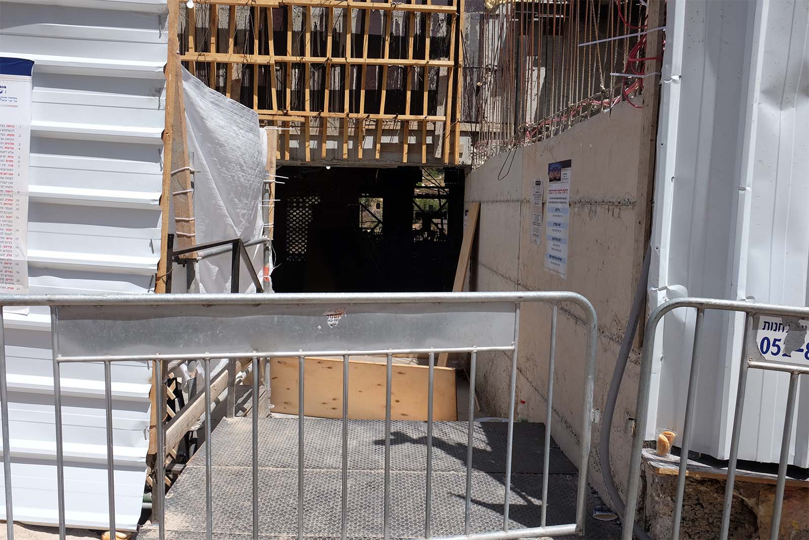 כניסה ראשית דרכה נכנסו החוגגים למבנה בית הכנסת (צילום: דוד טברסקי)