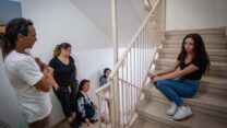 מחפשים מקלט בחדר מדרגות באשדוד (צילום: אבי רוקח/פלאש90)