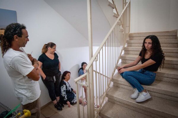 מחפשים מקלט בחדר מדרגות באשדוד (צילום: אבי רוקח/פלאש90)