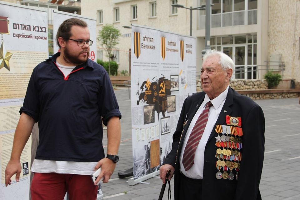 Avraham Greenzaid and Ilya Meinschluss. In the background: An exhibit created by Mainchluss and his partners that tells the story of the Jewish soldiers of the Red Army (Photo: Rishon Lezion Municipality)