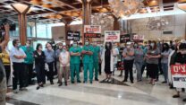הפגנת רופאים שובתים במרכז הרפואי שיבא בתל השומר (צילום: דפנה איזברוך)