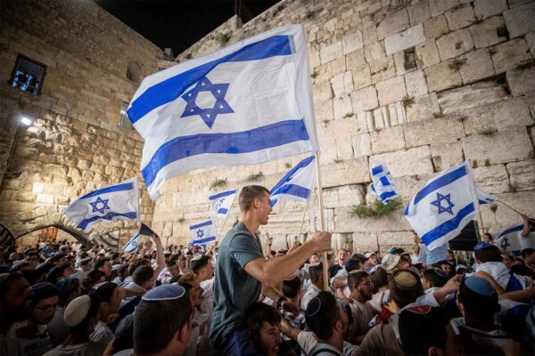 מצעד הדגלים בכותל המערבי בירושלים, ארכיון. (צילום: יונתן זינדל/פלאש90)