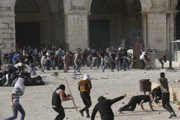 עימותים בהר הבית (צילום: AP Photo/Mahmoud Illean)