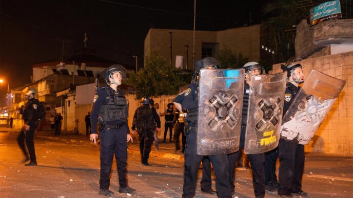 עימותים בין שוטרים למפגינים ברמלה. "כל זה מיתרגם לצורך ביותר כוחות משטרה" (צילום: יוסי אלוני/פלאש90)