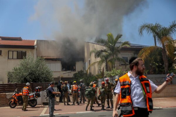 זירת הפגיעה הישירה בבית באשדוד (צילום: פלאש90)
