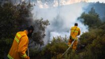 כוחות כיבוי והצלה נאבקים בשריפה שפרצה כתוצאה מנפילת רקטה ביער הטייסים, ירושלים (צילום: יוסי זמיר, פלאש 90)