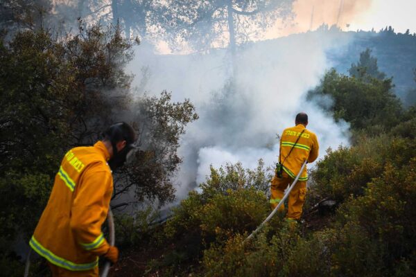 כוחות כיבוי והצלה נאבקים בשריפה שפרצה כתוצאה מנפילת רקטה ביער הטייסים, ירושלים (צילום: יוסי זמיר, פלאש 90)