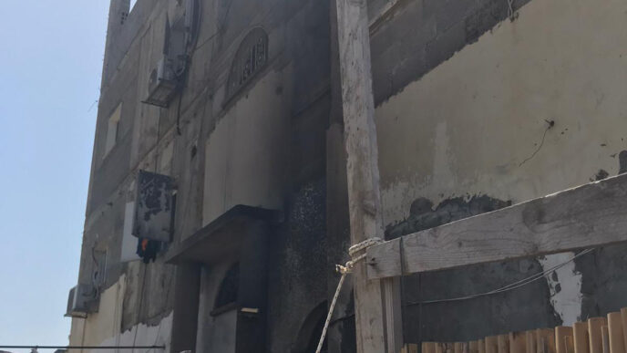 שריפה בבניין בג'סר א-זרקא (צילום: דוברות המשטרה)