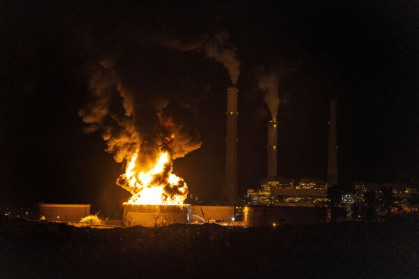 השריפה במיכל הבנזין של חברת תש"ן באשקלון. "ככל שאתה מעמיס מערכת ביותר עבודה, האפקטיביות שלה יורדת" (צילום: AP Photo/Tsafrir Abayov)