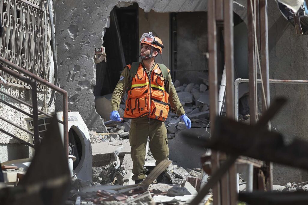 חייל צה"ל במוקד פגיעת רקטה ישירה באשקלון (צילום: AP Photo/Ariel Schalit)