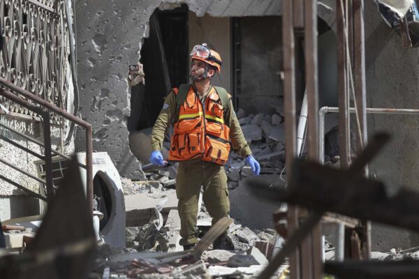 חייל צה"ל במוקד פגיעת רקטה ישירה באשקלון (צילום: AP Photo/Ariel Schalit)
