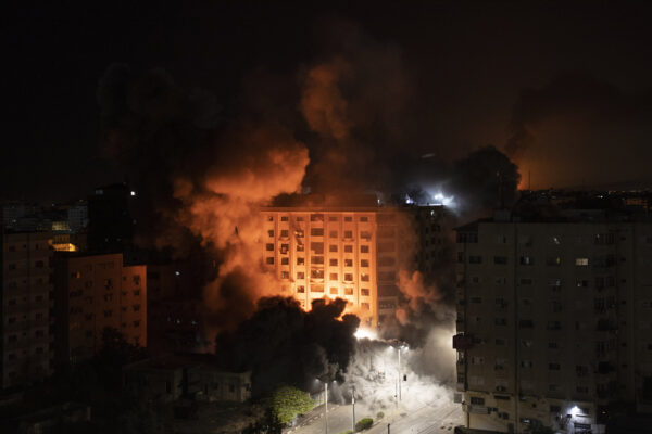תקיפה של בניין רב קומות בעזה הלילה (צילום: AP Photo/Khalil Hamra)