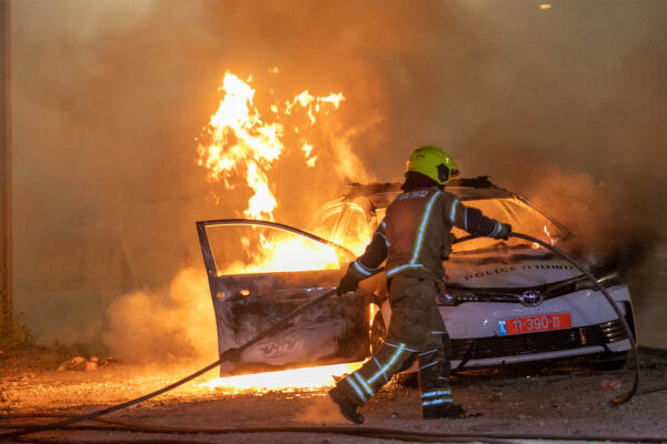 לוחם אש במהלך מהומות אלימות בלוד (צילום: יוסי אלוני/ פלאש 90)