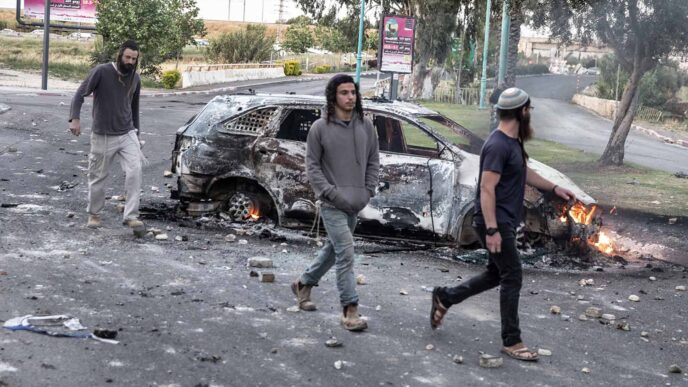 מכונית שנשרפה בלוד במהלך התנגדויות בין תושבים ערבין למשטרה. &quot;למדינת ישראל אסור לקבל את העובדה שצעירים ערבים מחליטים לפרוע חוק&quot; (AP Photo/Heidi Levine)