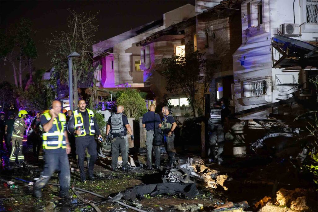 זירת נפילת הרקטה בראשון לציון (צילום: נעם רבקין / פלאש 90) זירת נפילת הרקטה בראשון לציון (צילום: נעם רבקין / פלאש 90)