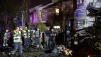 זירת נפילת הרקטה בראשון לציון (צילום: נעם רבקין / פלאש 90)