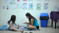 אם ובת במקלט בשדרות  (צילום: גילי יערי / פלאש 90)