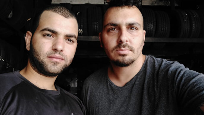 يوآف بودنر (من اليمين) وأحمد وحيدي، إبن سهيل مالكي محل الإطارات. &quot;الأشخاص البسيطون لا يريدون القتال&quot; (تصوير: ألبوم خاص)