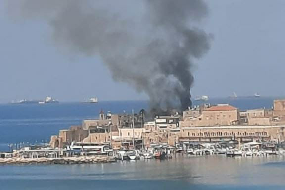 סירות עולות באש בעיר העתיקה בעכו (ללא קרדיט)