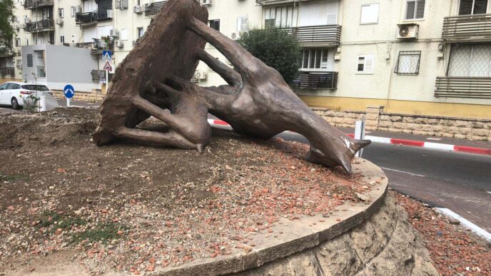 A fallen sculpture. (Photo: Omer Cohen)