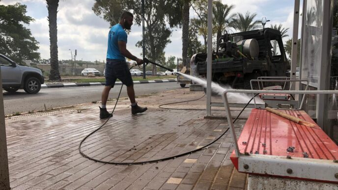 A municipal worker cleaning the streets (Photo: Omer Cohen)