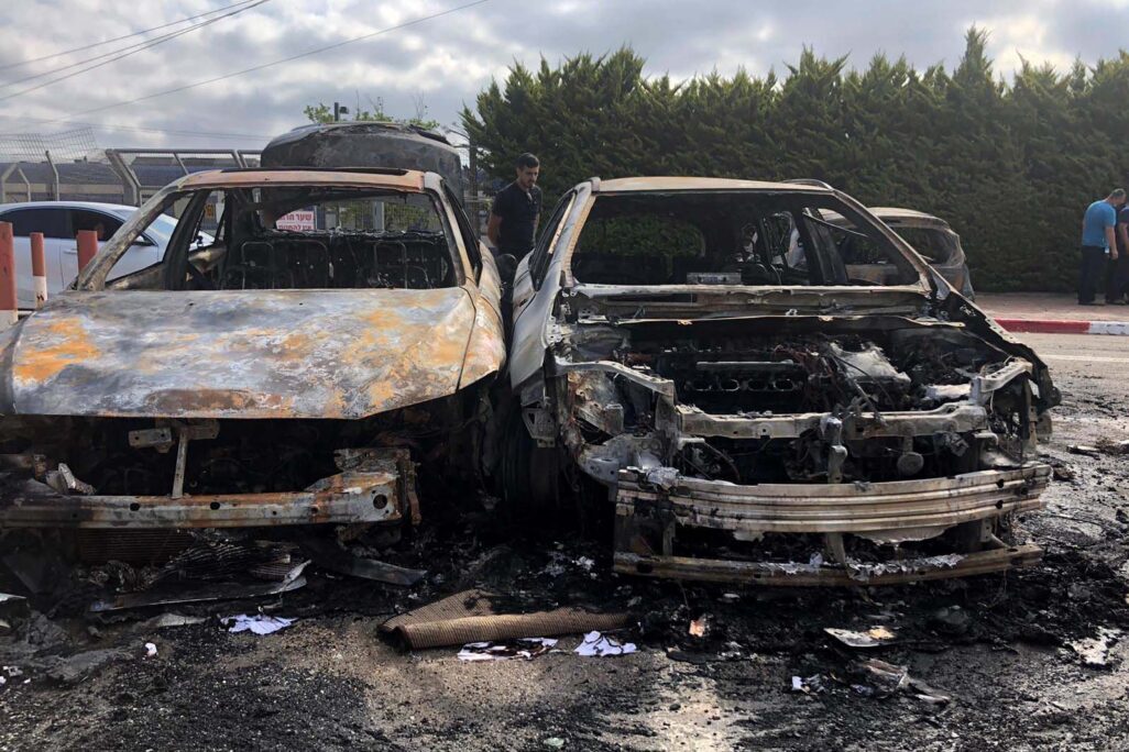 Burnt cars in Akko (Photo: Omer Cohen)
