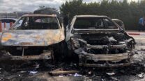 כלי רכב שרופים בעכו. סימנים של ליל זעם (צילום: עמר כהן)