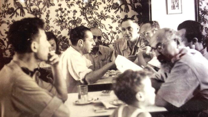 אלתרמן (בפרופיל במרכז) ושדה (מימין) בקפה מאור בתל אביב. &quot;שירתו אלתרמן ליוותה את הפלמ&quot;ח מטרם הקמתו ועד אחרי פירוקו&quot; (צילום: בנו רותנברג, מאוספו של יורם שדה)